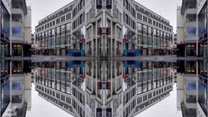 Damm horizontal und vertikal gespiegelt