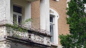 zerfallender Balkon in der Berner Straße