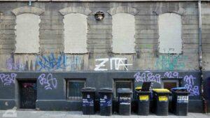 etwas heruntergekommene Ecke in der Wallstraße