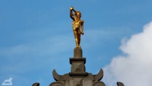 Goldene Dachfigur auf dem Haus zur Rose