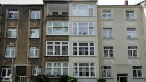 Eschenburgstraße: Villabajo ist noch grau - Villarriba hat schon gestrichen