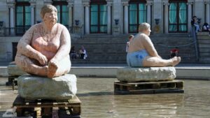 badende Lechner-Figuren im Ritterbrunnen