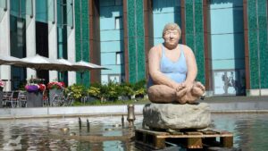 badende Lechner-Figuren im Ritterbrunnen