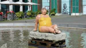 badende Lechner-Figuren im Ritterbrunnen