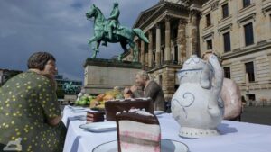 Lechner-Figuren auf dem Schloßplatz