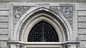 Portal der ehemaligen Bezirksregierung am Ruhfäutchenplatz