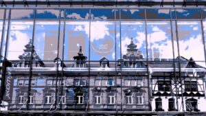 Spiegelung der Eingangs der ehemaligen Burgpassage in der Fassade des TK-maxx