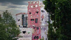 Rizzi-Haus zwischen Bäumen der Baumallee vor den Schloss-Arkaden