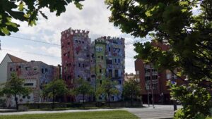 Das Happy-Rizzi-Haus durch die Eichenallee an den Schloss-Arkaden fotografiert