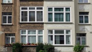 renovierte und unrenovierte Fassade in der Eschenburgstraße