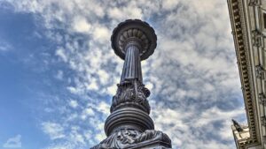 Säule vor dem Schloß