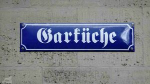auf alt gemachtes Straßenschild an der Garküche, stilecht befestigt mit Kreuzschlitzschrauben