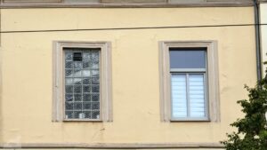 Glasbausteine in alter Fassade