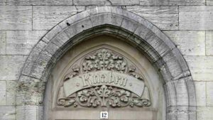 Eingang für Knaben am Wilhelm-Gymnasium in der Leonhardstraße