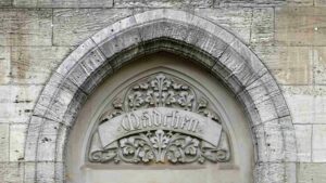 Eingang für Mädchen am Wilhelm-Gymnasium in der Leonhardstraße
