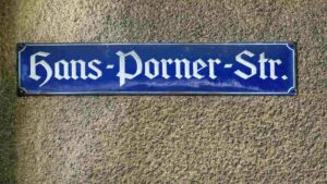 Hans-Porner-Straße - Straßenschild in Frakturschrift