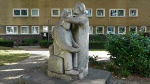 Miteinander-Denkmal in der Hans-Portner-Straße