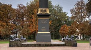Der Löwenwall-Obelisk