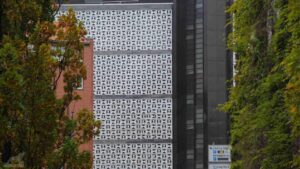 ... steht ein Kaufhaus im Wald... Galeria-Kaufhof-Fassade in der Georg-Eckert-Straße