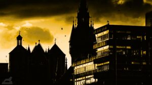 Turm des Dom St. Blasii und Rathaus-Neubau im Abendlicht