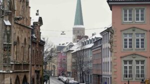 Breite Straße eingerahmt von Altstadtrathaus und Stechinelli Haus