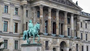 Reiterstandbild von Herzog Karl-Friedrich-Wilhelm vor Schloss-Arkaden