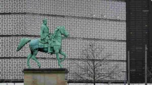 Reiterstandbild von Herzog Friedrich-Willhelm vor Galeria-Kaufhof-Fassade