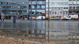 Spiegelung der Hausfassaden am Bohlweg in einer Regenpfütze