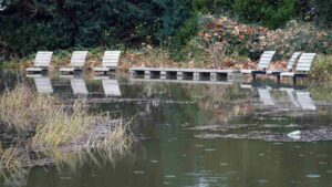 Bänke am Zuhai-Ufer im Wasser (Hochwasser Dezember 2023)