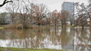über die Ufer getretener Teich am Kiryat-Tivon-Park vor Nord/LB-Hochhaus und Volkswagen-Halle (Hochwasser Dez. 2023)