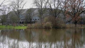 über die Ufer getretene Oker an der Volkswagen-Halle