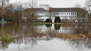 Teich im Kiryat-Tivon-Park vor ehemaligen Hallenbad Nimes Straße (Hochwasser 2023)