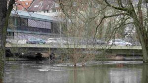 Oker-Hochwasser vor der Konrad-Adenauer-Brücke (Dezember 2023)