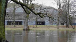 Oker-Hochwasser vor der Volkswagen-Halle