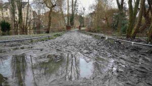 matschiger Weg im Inselwallpark während des Hochwassers im Dezember 2023