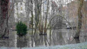 überfluteter Inselwallpark während des Hochwassers im Dezember 2023