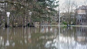 überfluteter Inselwallpark während des Hochwassers im Dezember 2023