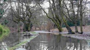 überfluteter Inselwallpark während des Hochwassers im Dezember 2023