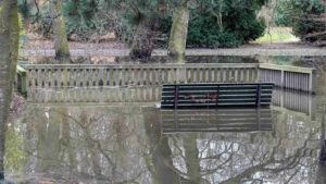 Bank im überfluteten Inselwallpark während des Hochwassers im Dezember 2023