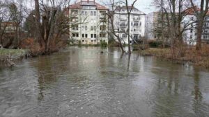 Okerseite der Häuser an der Pestalozzistraße während des Hochwassers im Dezember 2023