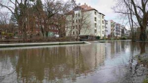 Okerseite der Häuser an der Pestalozzistraße während des Hochwassers im Dezember 2023