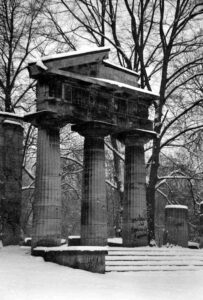 Portikus am Portikusteich im Bürgerpark (Januar 2001)