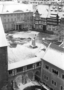 Blick vom Rathausturm auf die Burg Dankwarderode und den Burgplatz (Januar 2001)