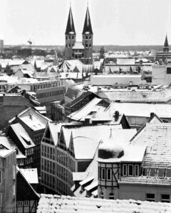 Blick vom Rathausturm auf die Kleine Burg und die Türme von St. Martini (Januar 2001)