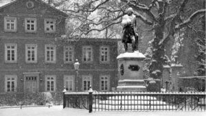 Lessingplatz mit Lessing-Denkmal (Januar 2001)