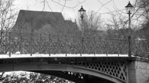 Sousse-Brücke, im Hintergrund das Maschinenhaus des ehemaligen Wasserwerks im Bürgerpark (heute verdeckt durch Hotelbau)