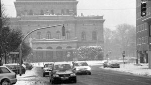 Blick vom Steinweg auf das Staatstheater (Januar 2001)
