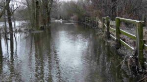 übreschwemmter Weg am Südsee (Januar 2024)