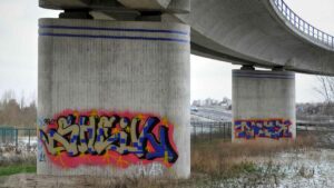 Grafiffti an Brückenfeilern der A391