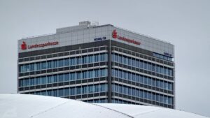 Nord/LB-Hochhaus hinter schneebedecktem Dach der Volkswagenhalle